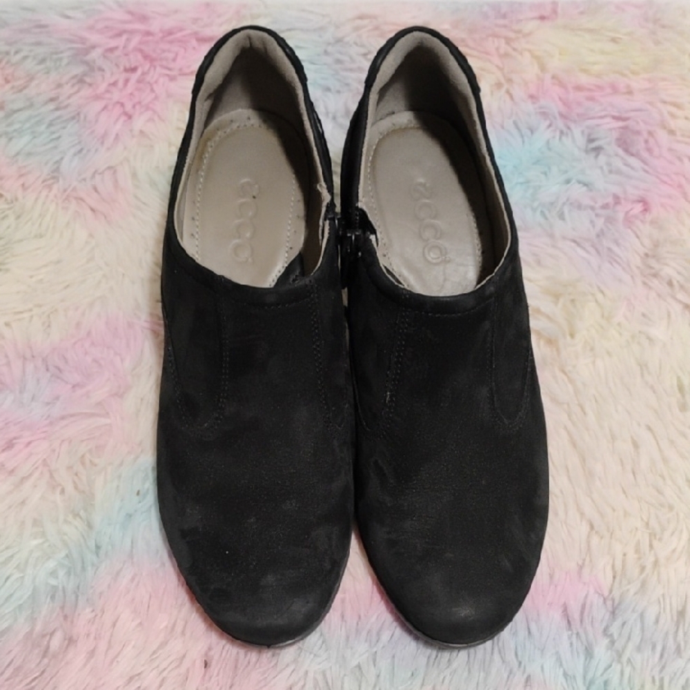 Like New Ecco Black Heeled Ankle Booties Sleek Minimalist Design Sz.38 - Picture 4 of 10